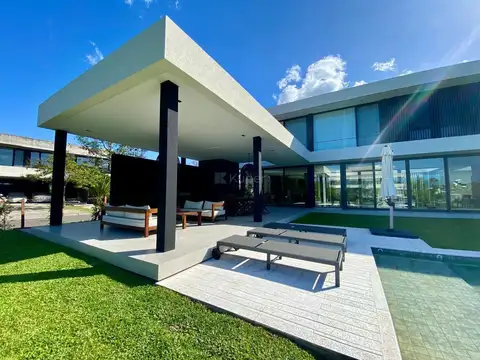 Casa 8 ambientes con 8 baños