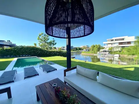 Casa en Venta con 3 cocheras