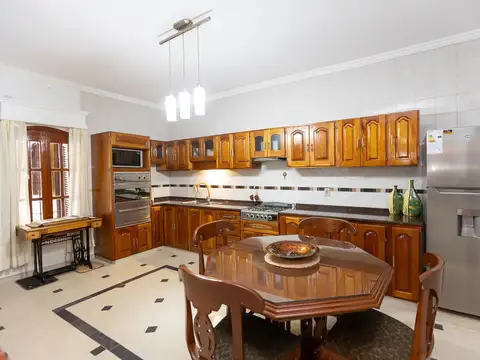 Casa en Venta con 3 cocheras