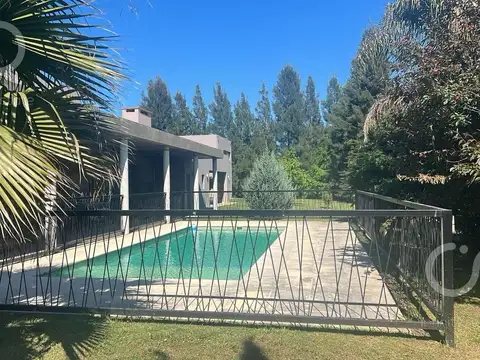 Casa 8 ambientes con 4 baños