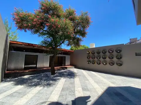 Casa en Alquiler con 1 cochera