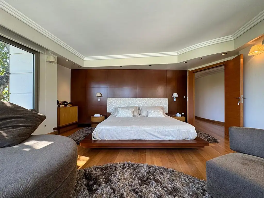 Casa - 735  m² Cubierta | 4 dormitorios | 10 años | 5 baños | 5 ambientes | 11 cocheras