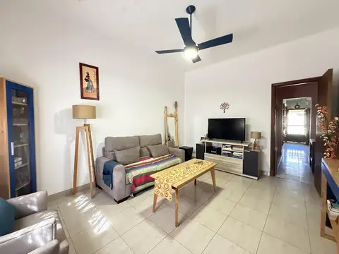 Casa 6 ambientes con 2 baños
