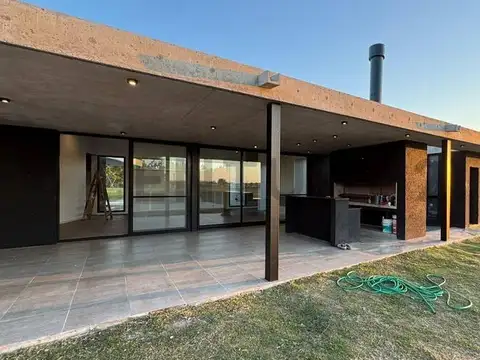 Casa 5 ambientes con 3 baños