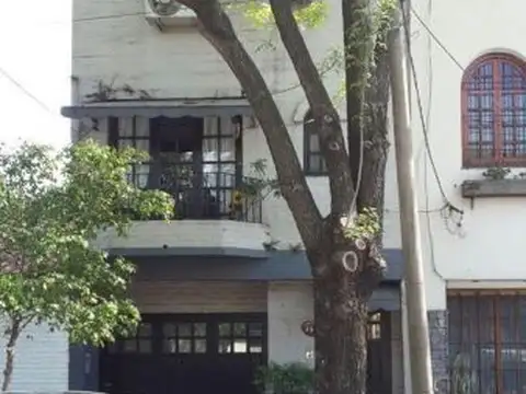 TRIPLEX 3 AMBIENTES CON COCHERA