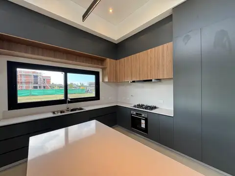 Casa en Venta con 6 cocheras