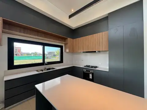 Casa 5 ambientes con 3 baños