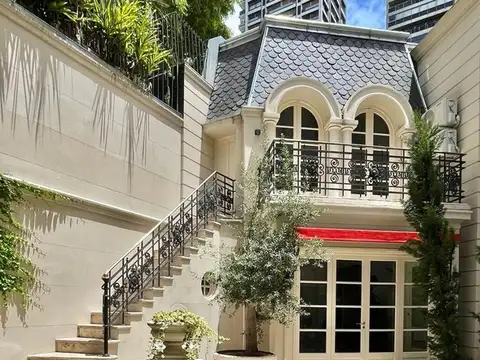 Casa en Venta con 2 cocheras