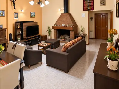 Casa en Venta con 4 cocheras