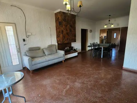 Venta Casa 4 ambientes con Deposito, Berazategui.