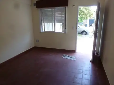 Liniers 1400, Piso pb