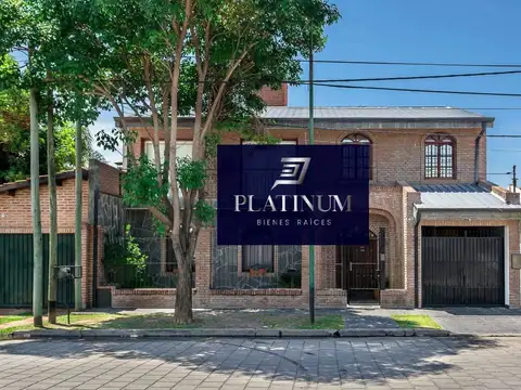 Casa en venta de 4 dormitorios c/ cochera en Grand Bourg