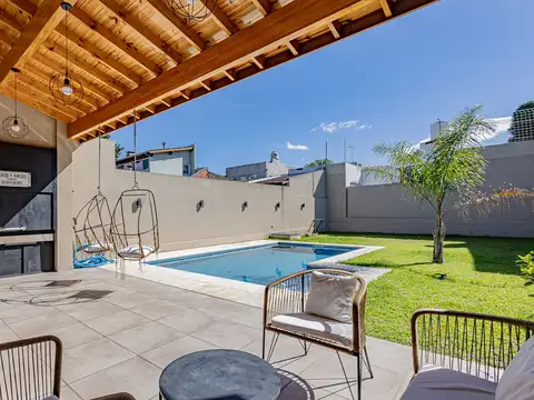 VENTA CASA 4 AMB EL PALOMAR SE EVALÚA PERMUTA  - PILETA Y FONDO - 