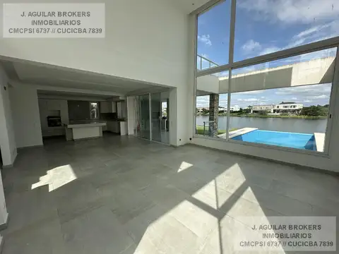 Casa en Venta con 4 cocheras