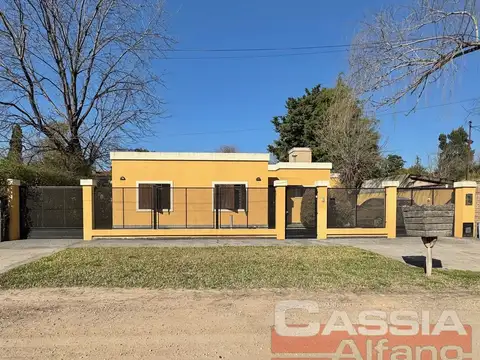 CASA TRES AMBIENTES AL FRENTE EN BARRIO RESIDENCIAL LOTE PROPIO