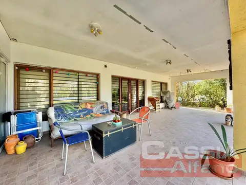 Casa en Venta con 2 cocheras