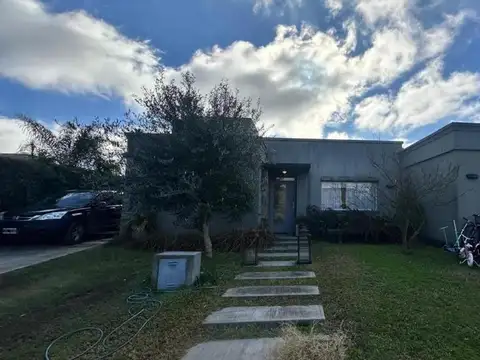 Hermosa casa en barrio cerrado