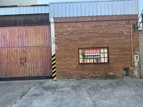 Depósito 450 m2 a150 mts de Av Crovara 2400. Entrada Contenedor