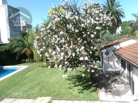 Casa 8 ambientes con 4 baños