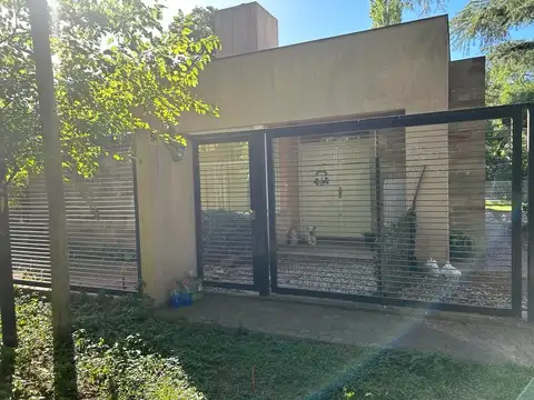 Venta de casa 4 Amb. con lote, pileta, Villa Udaondo Iyuzaingo