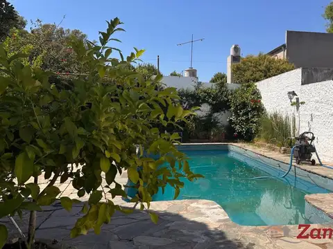 Casa 8 ambientes con 4 baños