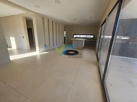 Casa 5 ambientes con 3 baños