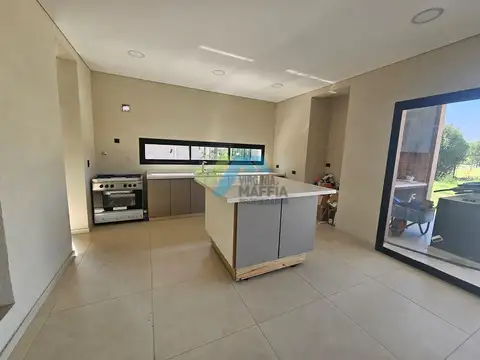 Casa en Alquiler con 2 cocheras