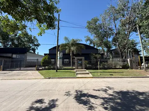 Galpón Industrial de 697 m² en 2.300 m² Lote c/ puente grúa de 1 tn - Casanova