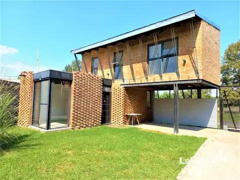 Casa 2 dorm con cochera y pileta en venta - A. Bello 1200 bis - Fisherton 