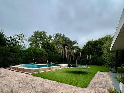 Casa 5 ambientes con 3 baños