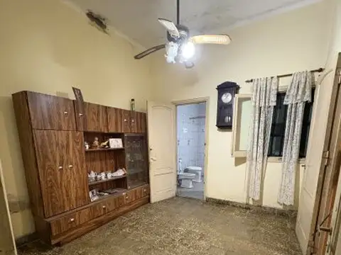 Casa 6 ambientes con 2 baños