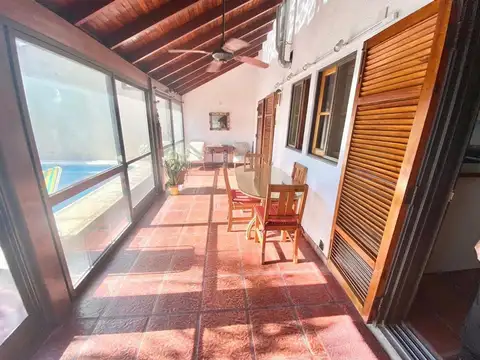 Impecable chalet 5 ambientes en excelente ubicación.