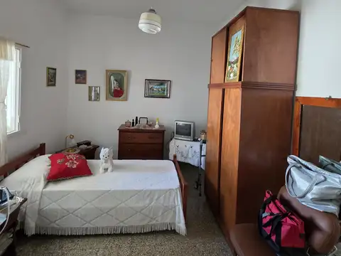 CASA SOBRE AMPLIO TERRENO-ACEPTA PERMUTA