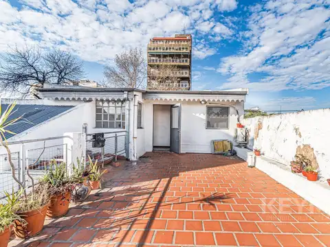 Casa lote propio de 6 ambientes en 3 plantas,  con cochera y terraza