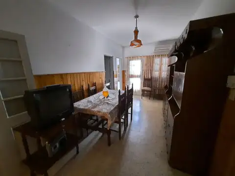 AMPLIA CASA AL FRENTE CON LOCAL O COCHERA - 3 DORMITORIOS - PATIO - VENTA EN ZONA SUR