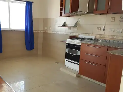 2 Ambientes frente con balcón corrido 3º por escalera, bajas expensas. 