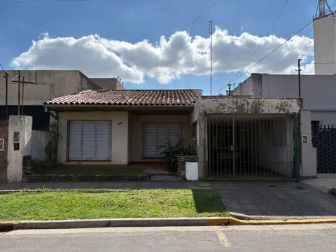 Casa en lote propio 10 x 33 con gran Jardin y cochera. Martinez zona Unicenter