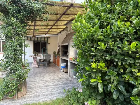 Casa en lote propio 10 x 33 con gran Jardin y cochera. Martinez zona Unicenter