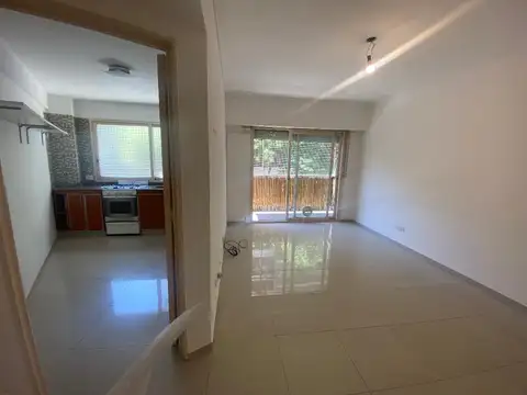 Depto 3 amb al frente con 2 balcones, gran living, cocina c/lavadero, luminoso. Disponible mediados Febrero 