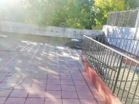 FLORES CASA 4 AMB Y GARAGE A REFACCIONAR A MTS. AV GAONA
