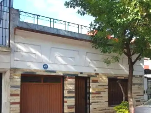 FLORES CASA 4 AMB Y GARAGE A REFACCIONAR A MTS. AV GAONA