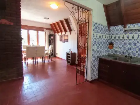 Casa 4 ambientes con 2 baños