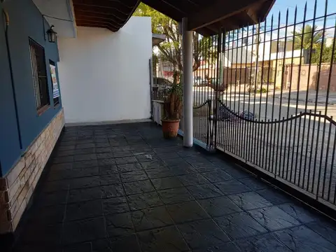 Casa 6 ambientes con 2 baños