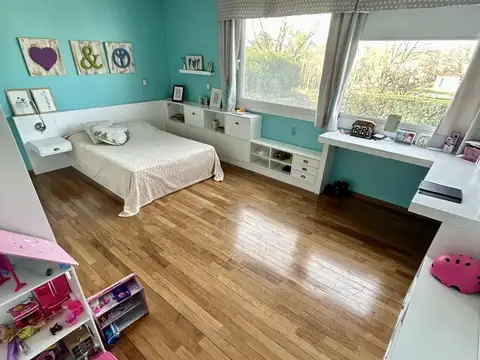 Casa 8 ambientes con 4 baños