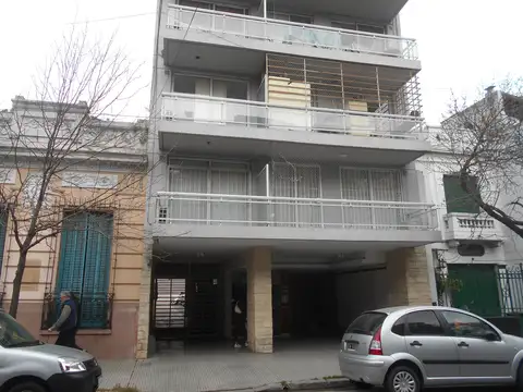 Alquiler de amplio monoambiente apto profesional en Flores