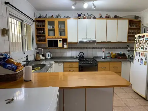 Casa 5 ambientes con 3 baños