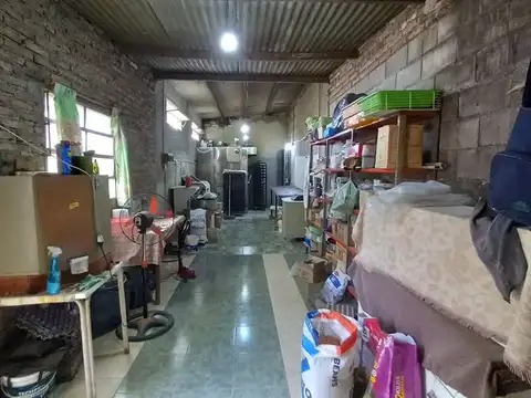 VENTA CASA CON DEPOSITO B LOS ALAMOS 2 DORMITORIOS