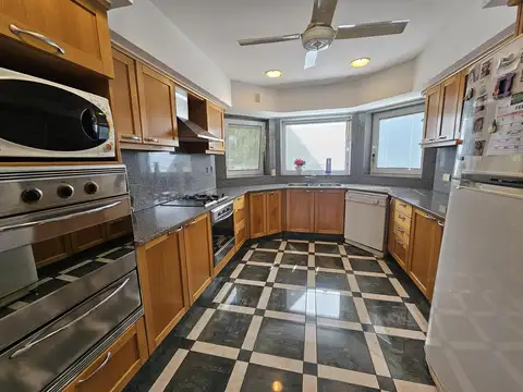 Casa 7 ambientes con 5 baños