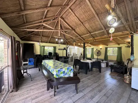 Casa estilo quinta en Venta. Quincho. Parque verde con pileta. Barrio Los Pioneros, Campana