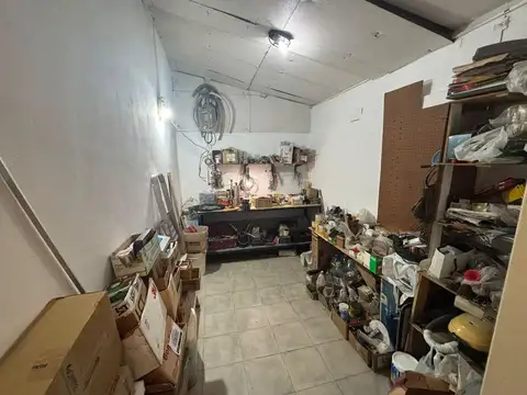 Muebles y Utiles de ferretería.